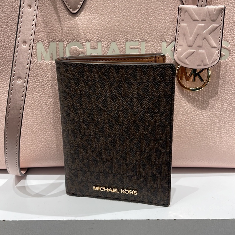 Michael Kors Jet Set Travel Passport Wallet
Brown Signature/Golden- NWT